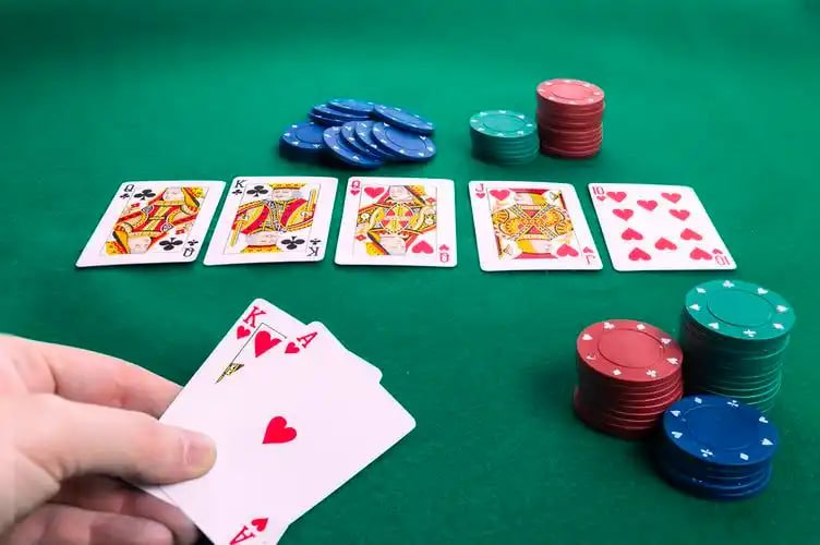 live blackjack table – dealer နှင့် ကစားသမား card ကစားနေသည့် ပုံ